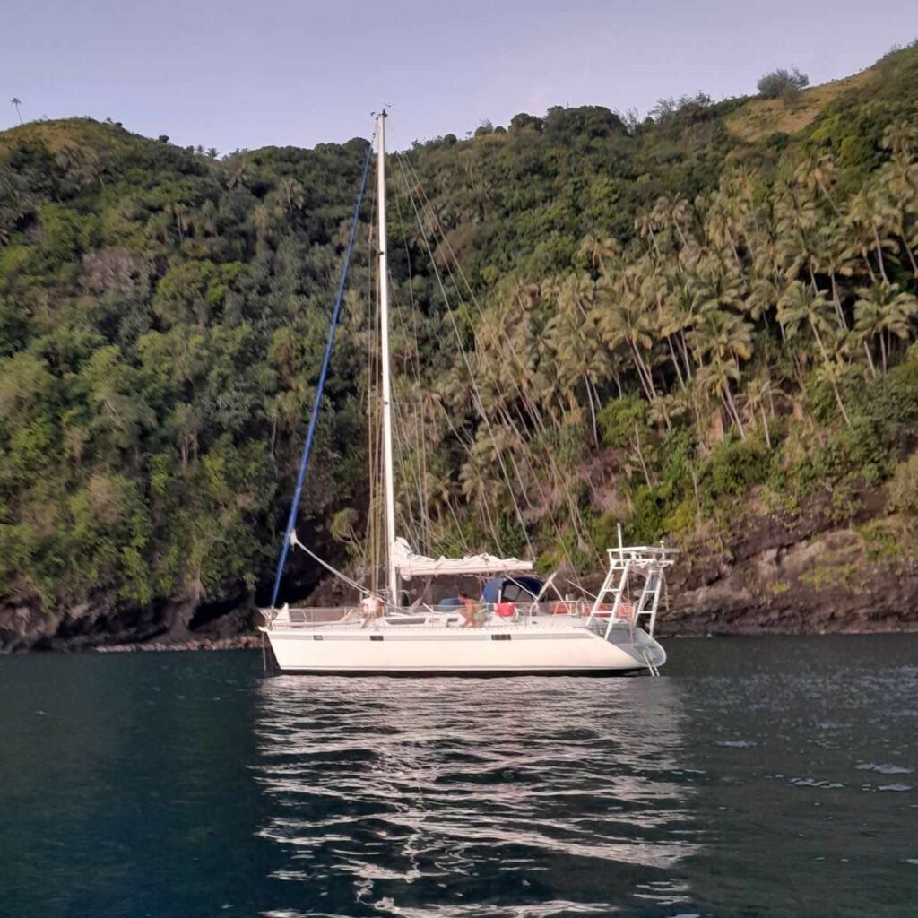 photo du bateau sur l'eau en paysage