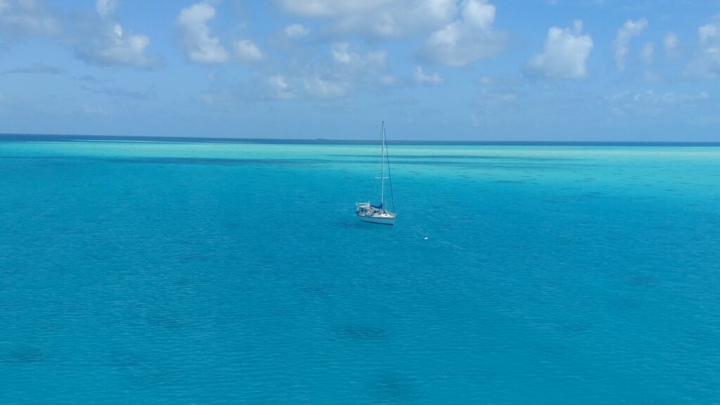 Mouillage turquoise aux Tuamotus